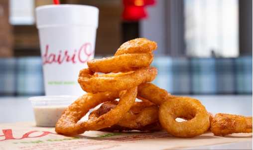 Onion rings with sauce
